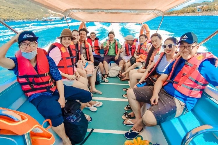 đi theo tour du lịch đảo nha trang